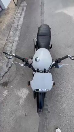 Triumph Bonneville 2011 naked-thumb-1