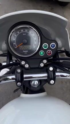 Triumph Bonneville 2011 naked-thumb-2